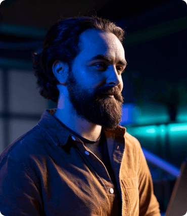 Homem de barba em um ambiente de servidores