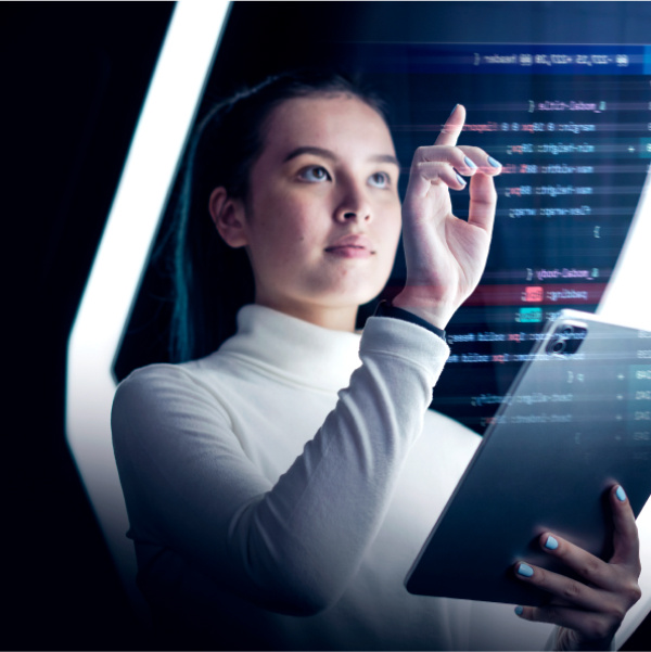 Mulher com rosto iluminado por tela de dispositivo portátil envolta de gráficos